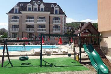 هتل Black Sea   Breakfast, Pool & Free Parking