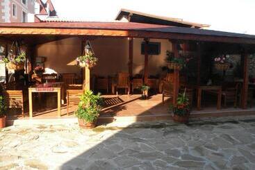 هتل Black Sea   Breakfast, Pool & Free Parking