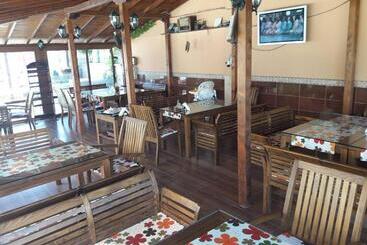 هتل Black Sea   Breakfast, Pool & Free Parking