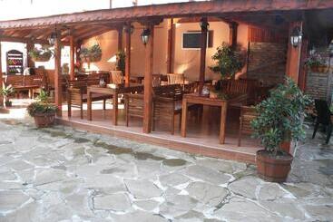 هتل Black Sea   Breakfast, Pool & Free Parking