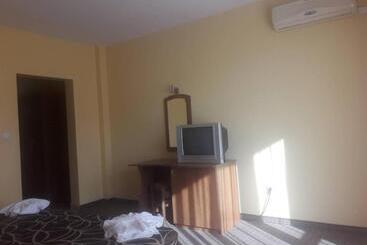 هتل Black Sea   Breakfast, Pool & Free Parking