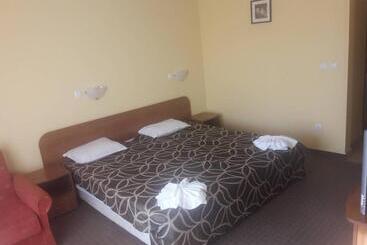 هتل Black Sea   Breakfast, Pool & Free Parking