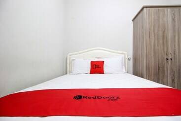 هتل Reddoorz Plus Near Stie Ykpn