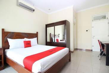 هتل Reddoorz Plus Near Stie Ykpn