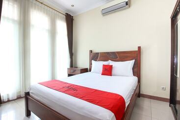 هتل Reddoorz Plus Near Stie Ykpn