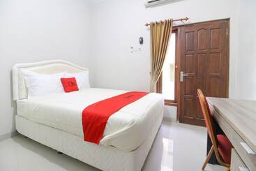 هتل Reddoorz Plus Near Stie Ykpn