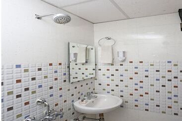 هتل Rr Palace By Oyo Rooms