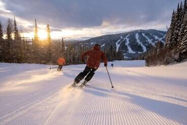 هتل The Residences At Sun Peaks Grand