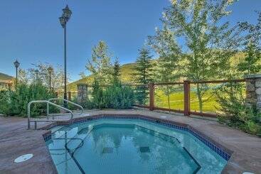 هتل The Residences At Sun Peaks Grand