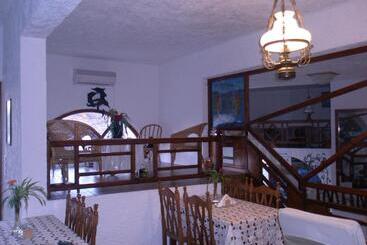 هتل Captain S House