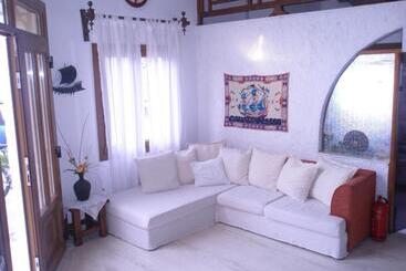 هتل Captain S House