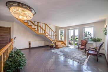 تختخواب و صبحانه La Residence Kasandra