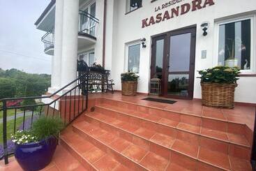 تختخواب و صبحانه La Residence Kasandra