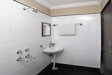 هتل Neeraj By Oyo Rooms