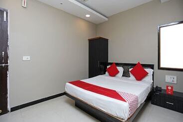 هتل Neeraj By Oyo Rooms