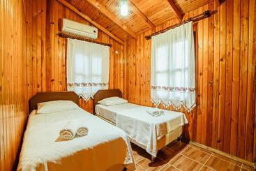 酒店 Cuhadar Ahsap Evleri