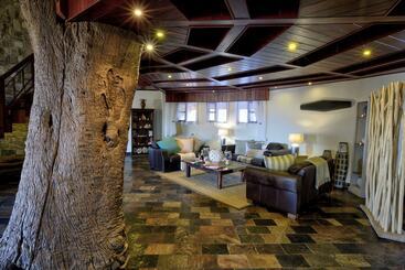 هتل Etosha Mountain Lodge
