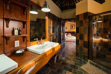 هتل Etosha Mountain Lodge
