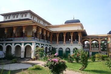 پانسیون Bugis Inn