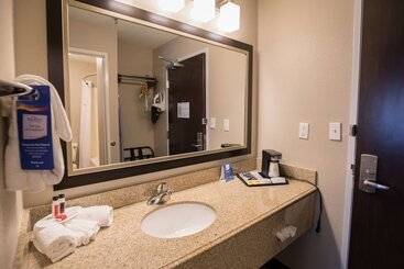Baymont By Wyndham Detroit Airport/romulus