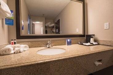 Baymont By Wyndham Detroit Airport/romulus