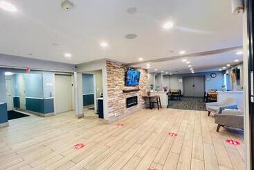 هتل Americinn By Wyndham Glendale Milwaukee