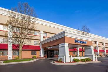 هتل Baymont By Wyndham Grand Rapids Airport