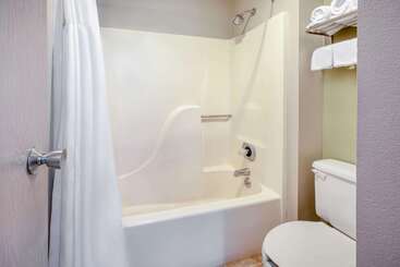 هتل Baymont By Wyndham Grand Rapids Airport
