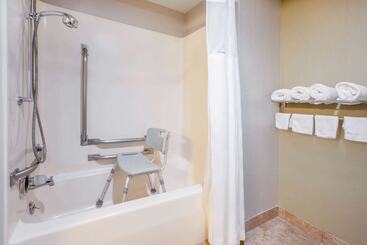 هتل Baymont By Wyndham Grand Rapids Airport