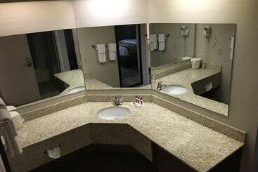 هتل Baymont By Wyndham Grand Rapids Airport