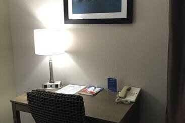 هتل Baymont By Wyndham Grand Rapids Airport