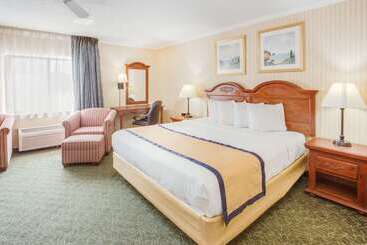 هتل Baymont By Wyndham Kalamazoo West