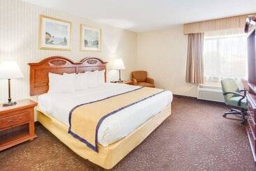 هتل Baymont By Wyndham Kalamazoo West