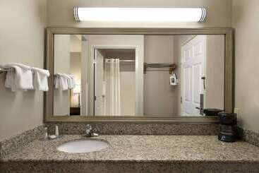 هتل Baymont By Wyndham Mackinaw City