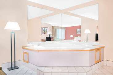 هتل Baymont By Wyndham Springfield South Hwy 65