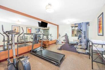 هتل Baymont By Wyndham Springfield South Hwy 65