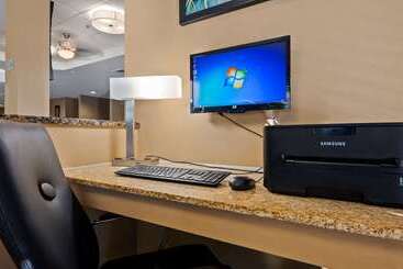هتل Best Western St. Louis Inn