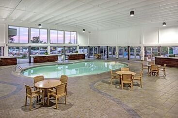 هتل Doubletree By Hilton Omaha Southwest