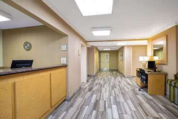 هتل La Quinta Inn By Wyndham Auburn Worcester