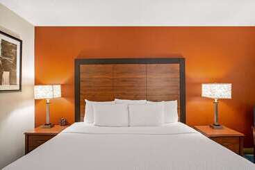 Отель La Quinta Inn By Wyndham Auburn Worcester