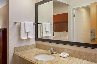Отель La Quinta Inn By Wyndham Auburn Worcester