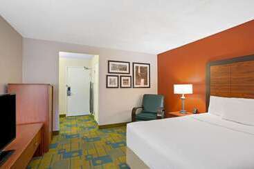 Отель La Quinta Inn By Wyndham Auburn Worcester