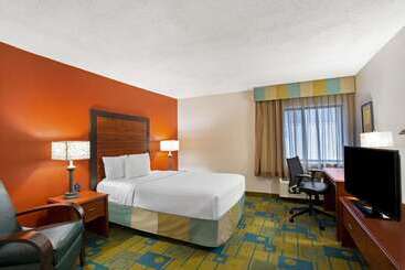 Отель La Quinta Inn By Wyndham Auburn Worcester