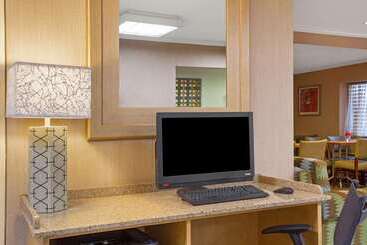Отель La Quinta Inn By Wyndham Auburn Worcester