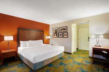 Отель La Quinta Inn By Wyndham Auburn Worcester