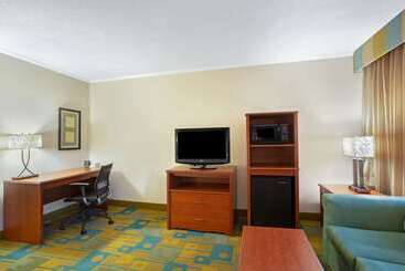 Отель La Quinta Inn By Wyndham Auburn Worcester