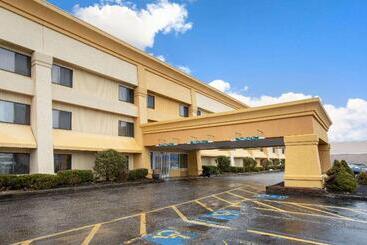 Отель La Quinta Inn By Wyndham Auburn Worcester