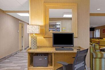 Отель La Quinta Inn By Wyndham Auburn Worcester