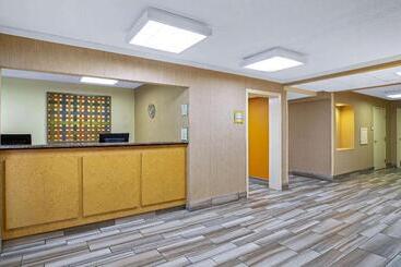 Отель La Quinta Inn By Wyndham Auburn Worcester