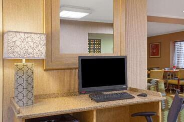هتل La Quinta Inn By Wyndham Auburn Worcester